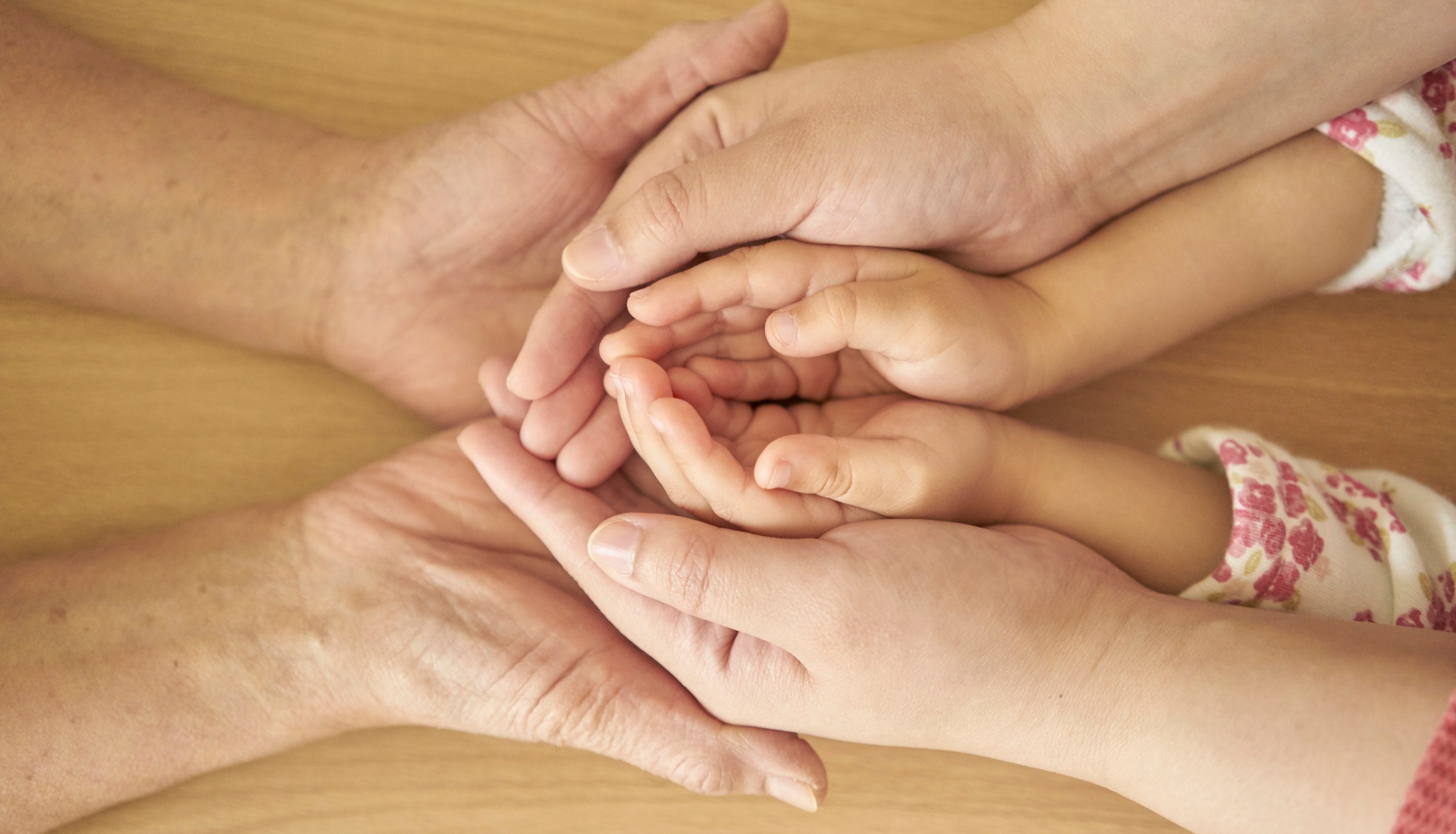 photo main dans la main enfant et grand-parent