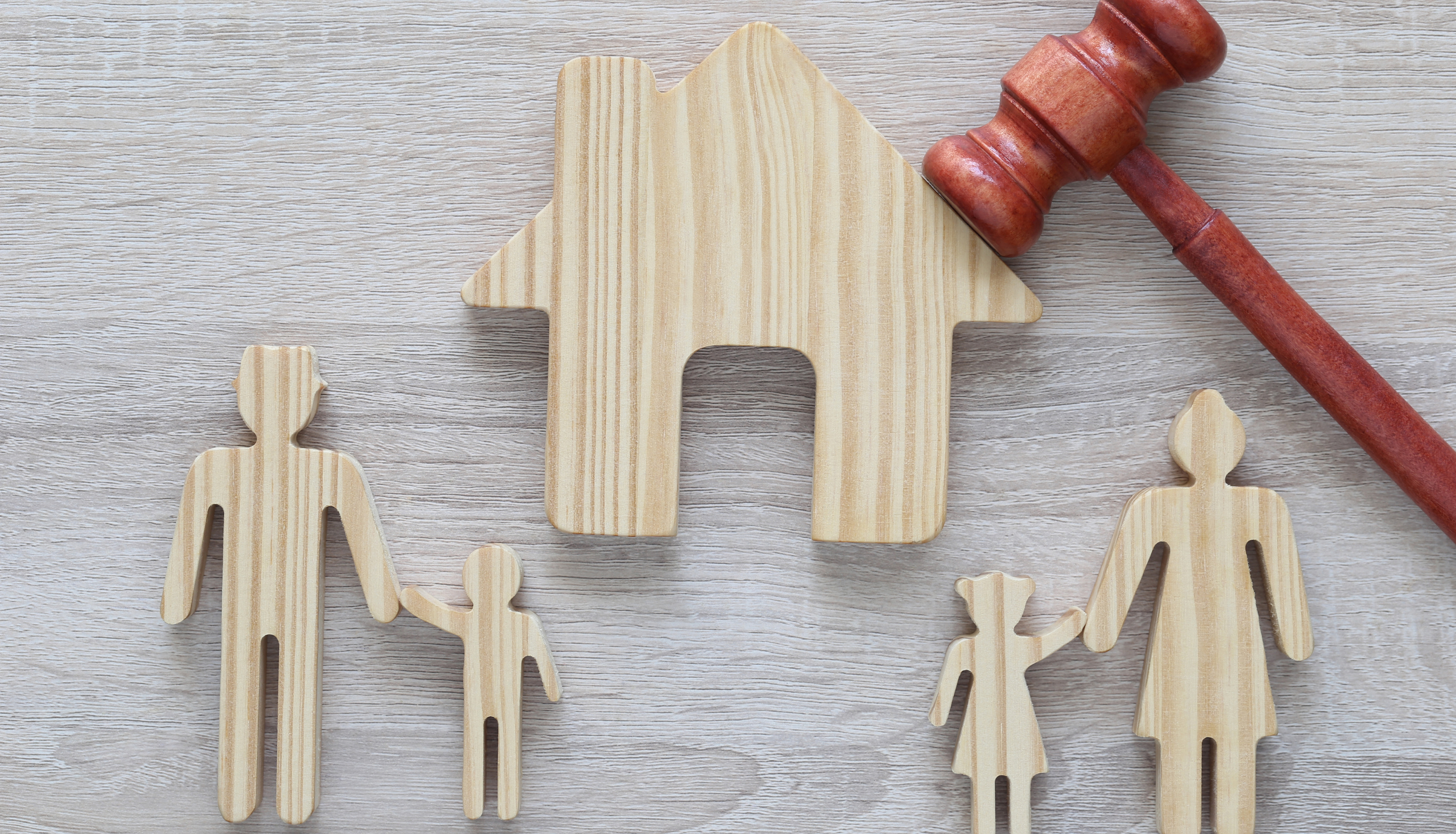 image famille avec garde enfant alternée et marteau du juge aux affaires familiales
